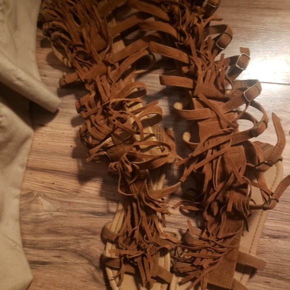 Knee high moccasin fringe sandals - Picture 3 of 3